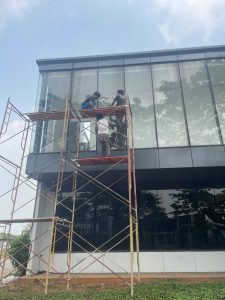 BONGKAR KACA GEDUNG DAN PINDAHAN