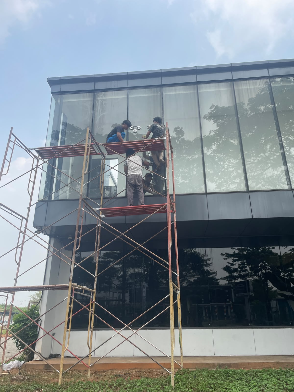 BONGKAR KACA GEDUNG DAN PINDAHAN